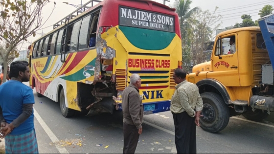রাজশাহীতে স্কুল পিকনিক বাসের পেছনে ট্রাকের ধাক্কা