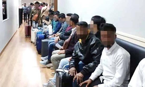 মালয়েশিয়া বিমানবন্দরে থেকে ফেরত ৪৫ বাংলাদেশি