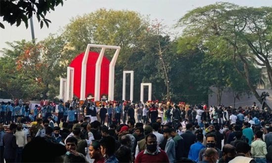 ভাষা শহীদদের শ্রদ্ধা জানাতে কেন্দ্রীয় শহীদ মিনারে জনতার ঢল