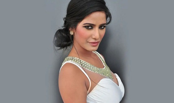 সেলফি তোলার নাম করে অভিনেত্রীকে যৌন হয়রানি যুবকের