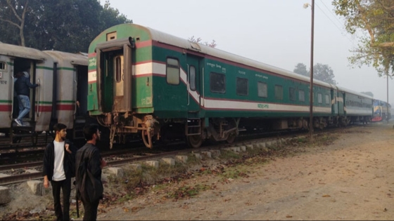 দুটি বগি রেখে রাজশাহী স্টেশন থেকে চলে গেল সাগরদাঁড়ি এক্সপ্রেস