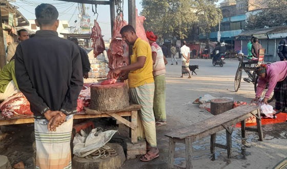 সুজানগর পৌর শহরের প্রধান সড়ক কসাইখানায় পরিণত