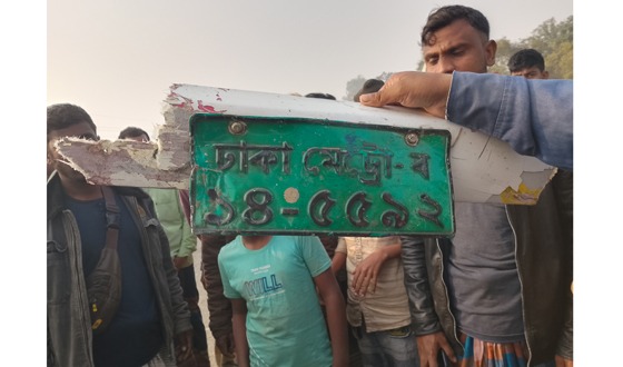 ধামইরহাটে পিকনিকের বাসে প্রাণগেল ফটোস্ট্যাট ব্যবসায়ীর