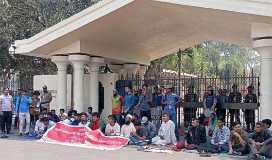 প্রধান উপদেষ্টার কার্যালয়ের সামনে টানা ২৬ ঘণ্টা অবস্থানে অভ্যুত্থানে আহতরা