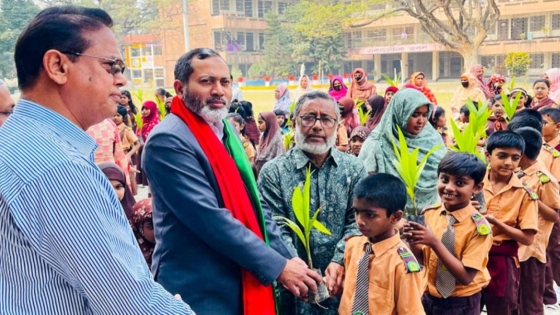রাজশাহীতে শিক্ষার্থীদের মাঝে গাছের চারা বিতরণ