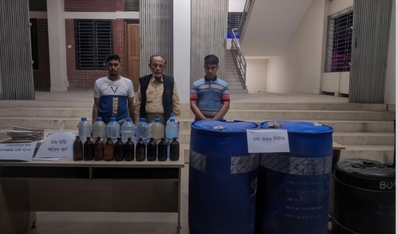 কালিগঞ্জে বিপুল পরিমাণ মদ, স্বর্ণালংকার ও ভারতীয় রুপিসহ আটক ৩