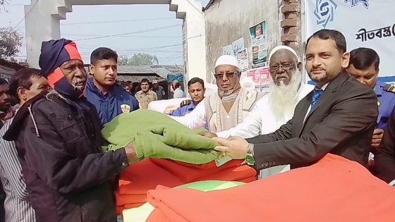 বাঘায় শাহাজালাল ইসলামী ব্যাংকের শীতবস্ত্র বিতরণ