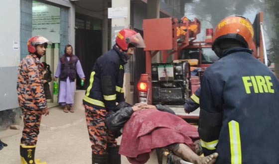 কালীগঞ্জে ট্রাক-ভ্যান সংঘর্ষ, পা হারালো নলকূপ মিস্ত্রী