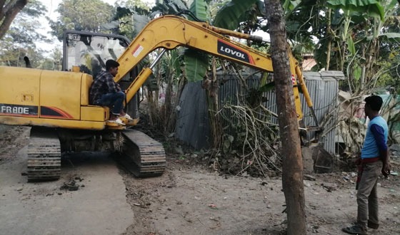 এলজিইডি'র অনিয়মে রাস্তা নির্মাণে হুমকির মুখে বসতিবাড়ি