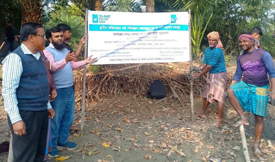 কয়রায় ইসলামি রিলিফের উদ্যোগে পুকুর সংস্কার কাজের উদ্বোধন