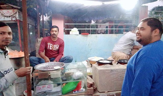 দিঘলিয়ায় জমে উঠেছে শীতের পিঠা বিক্রি