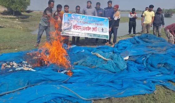 আশাশুনিতে মোবাইল কোর্টে জাল বিনষ্ট ও জরিমানা আদায়