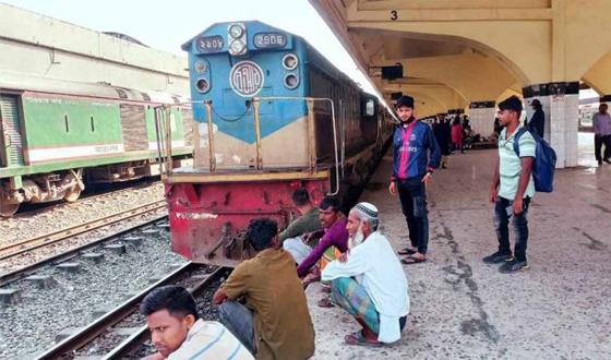 সারাদেশে ট্রেন চলাচল বন্ধ, যাত্রীদের নাভিশ্বাস