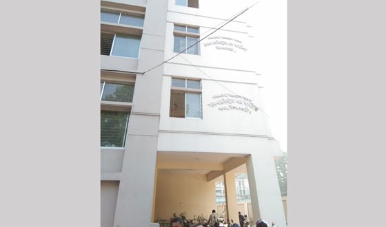 নীলফামারী সাব-রেজিষ্টার অফিসে দলিল সম্পাদনায় গুণতে হয় বাড়তি টাকা