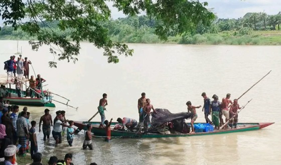 ব্রহ্মপুত্র নদে নৌকাডুবিতে তিন শিক্ষার্থী নিখোঁজ, এক ছাত্রীর লাশ উদ্ধার