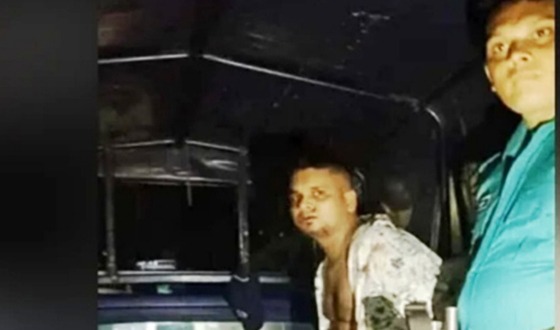 খুলনায় ছাত্রলীগ কর্মীকে মারধর করে পুলিশে সোপর্দ