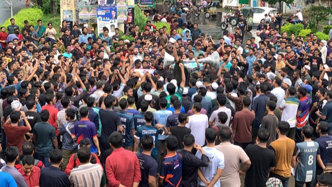 তিন দফা দাবিতে সড়কে রুয়েট শিক্ষার্থীরা