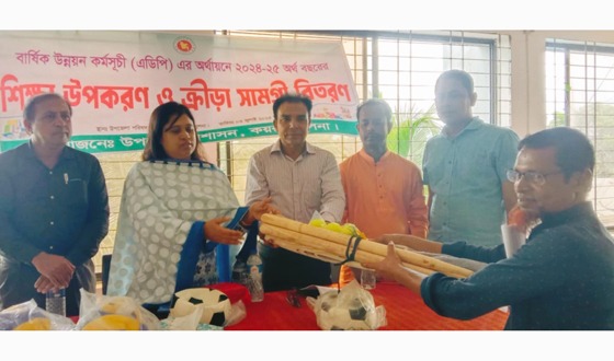কয়রায় শিক্ষা উপকরণ ও ক্রীড়া সামগ্রী বিতরণ