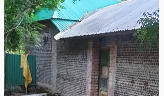 তানোরে প্লাস্টিকের বোতল দিয়ে বাড়ি নির্মান