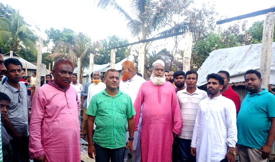 অগ্নিকাণ্ডে ক্ষতিগ্রস্ত পরিবারের পাশে দাঁড়ালেন জয়নাল আবেদীন