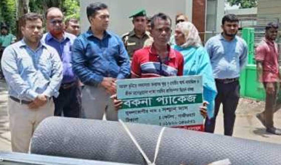 দিঘলিয়ায় প্রাণিসম্পদ ও ভেটেরিনারি হাসপাতাল কর্তৃক উপকরণ বিতরণ