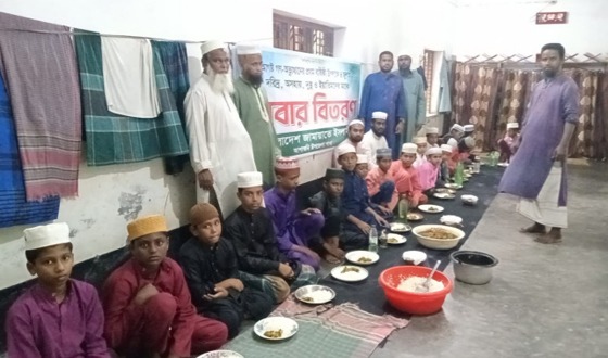 আশাশুনিতে দরিদ্রদের মাঝে জামায়াতের খাবার বিতরণ