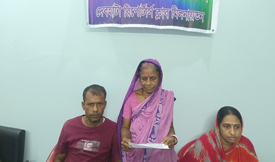 দেবহাটায় জমি জবরদখলের অভিযোগে সংবাদ সম্মেলন