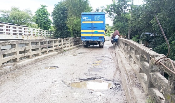 রাজশাহীর বাগধানী ও দুয়ারীর ব্রিজ দিয়ে ঝুকি নিয়ে যানবাহন চলাচল