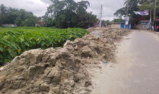 কুমিল্লা সংরাইশে সাহেব বাড়ির পুকুর ভরাট : নিরব প্রশাসন