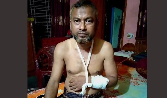 মহেশপুরে সাংবাদিকের উপর সন্ত্রাসী হামলা, ব্যবসা প্রতিষ্ঠান ভাংচুর