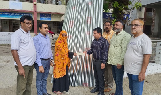 দেবহাটায় অসহায় গৃহহীনদেরকে টিন ও চেক বিতরন