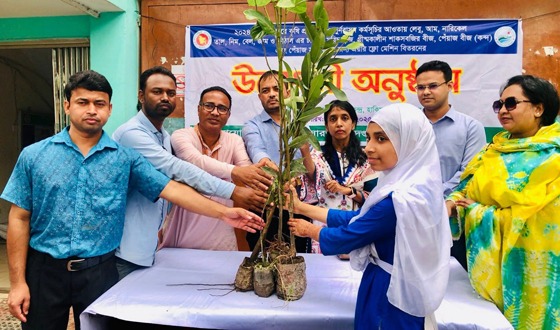 হিলিতে শিক্ষার্থীদের মাঝে ফলজ ও ওষুধি গাছের চারা বিতরণ