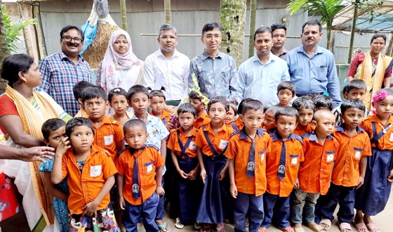 ডমলার প্রাথমিক বিদ্যালয়ের শিক্ষার্থীদের স্কুল ব্যাগ, টিফিন বক্স ও পানির বোতল বিতরণ