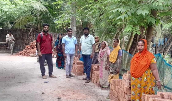 অগ্রগতি সংস্থার পানি সংরক্ষনে ট্যাংকি স্থাপনের মালামাল বিতরন