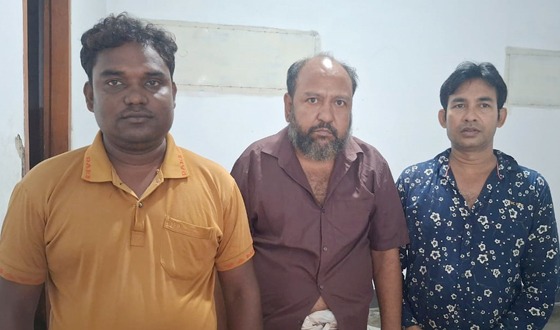 মহাদেবপুরে সেনা অভিযানে তিন মাদক কারবারি আটক