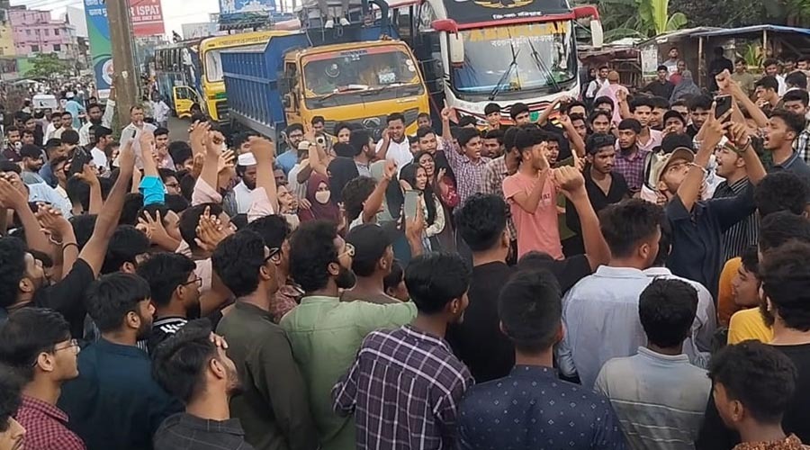 ঢাকা-বরিশাল মহাসড়ক দুপুর থেকে অবরোধ করে রেখেছে  শিক্ষার্থীরা