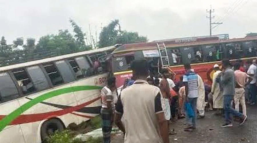 দুই বাসের মুখোমুখি সংঘর্ষ, গেল ৩ প্রাণ, আহত ১০