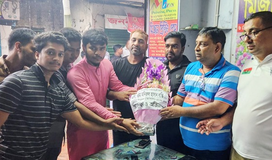 জাসাস'র ভারপ্রাপ্ত সভাপতির দায়িত্ব দেওয়ায় ফুলের শুভেচ্ছা