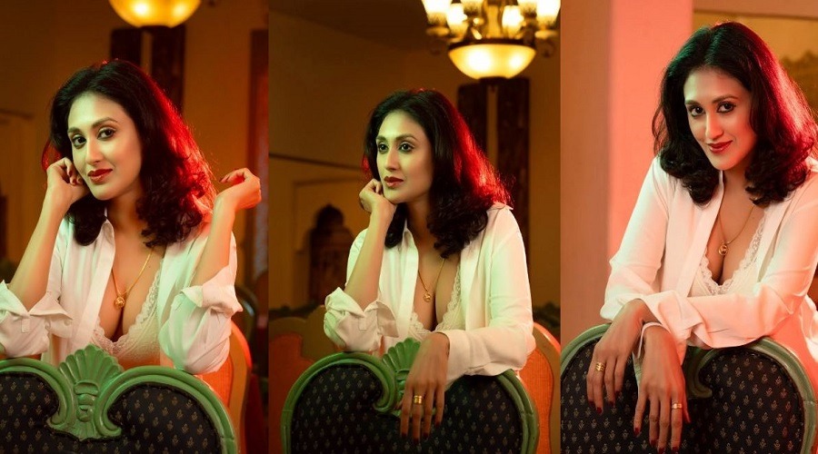 নতুন লুকে নজর কাড়লেন কুসুম শিকদার