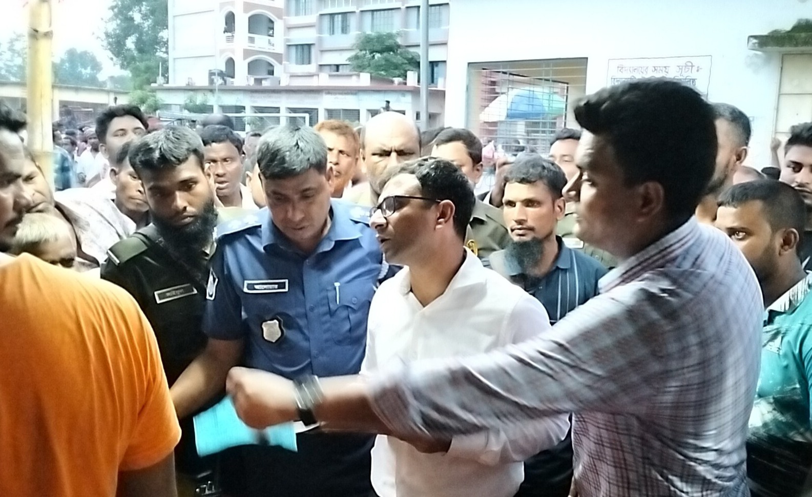 বাগমারায় কোরবানীর পশুর হাটে অতিরিক্ত খাজনা আদায়