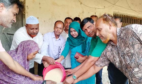 ধামইরহাটে পৌরসভায় ৩ হাজার ৮১ পরিবারে ভিজিএফ’র চাল বিতরণ