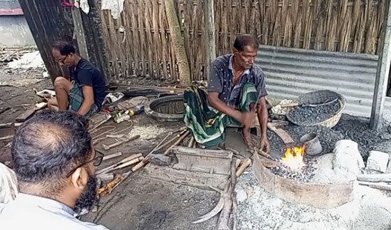 শৈলকুপার কামার পাড়া হাতুড়ির টুং টাং শব্দে মুখরিত