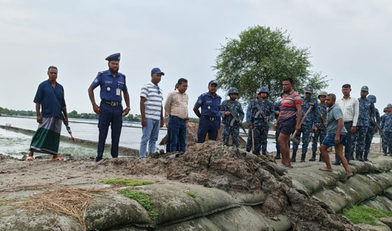 কয়রায় বেড়িবাঁধের অবৈধ পাইপ অপসারণ