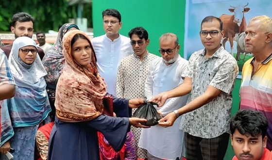 ঝিনাইদহে দুস্থ পরিবারের মাঝে গোশত বিতরণ