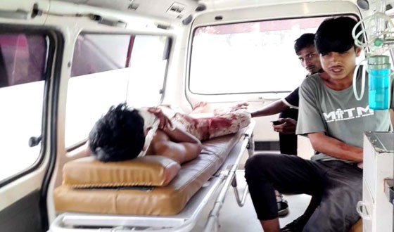 রামুতে পুলিশ কনস্টেবলের দা এর কোপে যুবক আহত