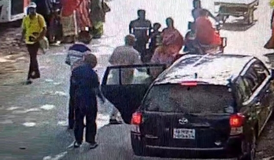 রাজশাহীতে আ.লীগ নেতার গাড়িতে ঘুরছেন বিএনপি নেতা