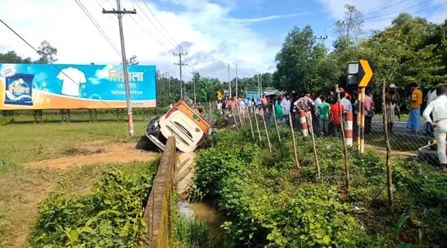 কক্সবাজারের রামুতে বাস-কাভার্ডভ্যান সংঘর্ষে বাবা-ছেলেসহ নিহত ৩, আহত ১০