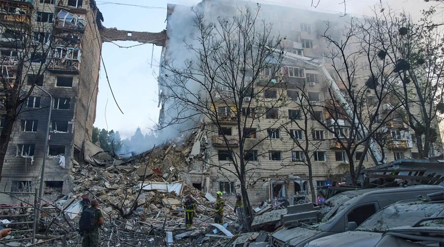 রাতভর রুশ হামলায় কিয়েভে নিহত অন্তত ১৫, ধ্বংসস্তূপে আটকা বহু মানুষ