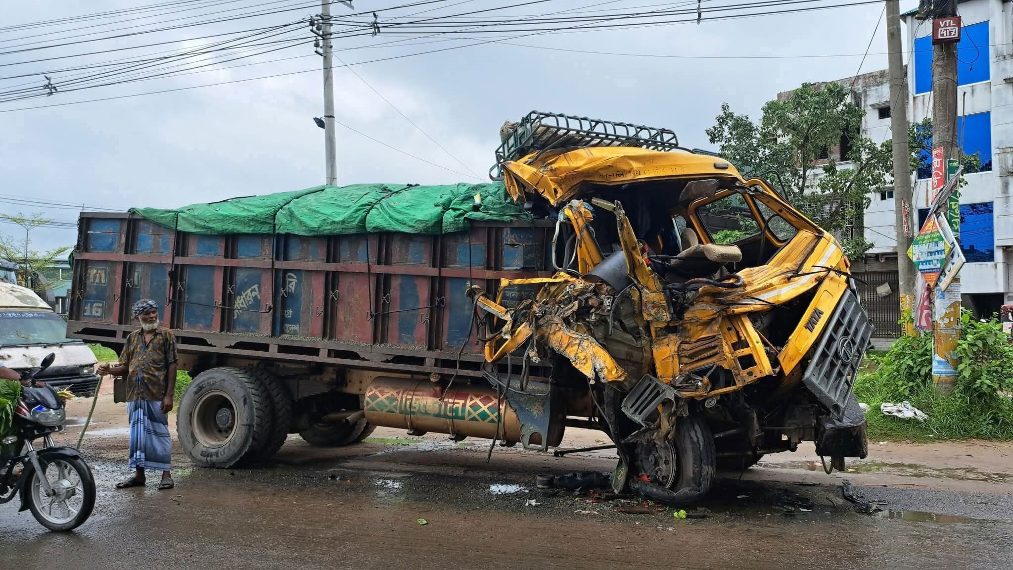 পাবনায় বাস-ট্রাক সংঘর্ষে ট্রাক চালক নিহত