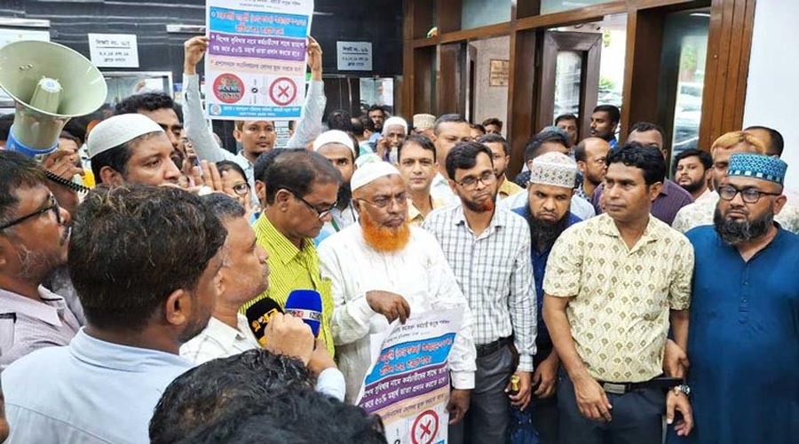 সচিবালয়ে ফের কর্মচারীদের বিক্ষোভ, সরকারি চাকরি অধ্যাদেশ বাতিলের দাবিতে অটল